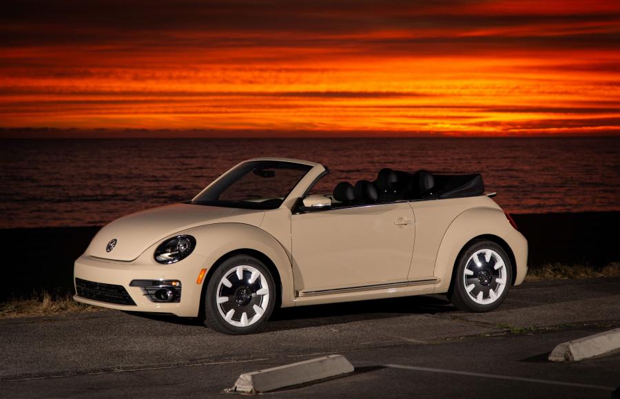 Volkswagen Beetle SEL Final Edition Convertible 2018 года  (NA) (фото 17 из 27)